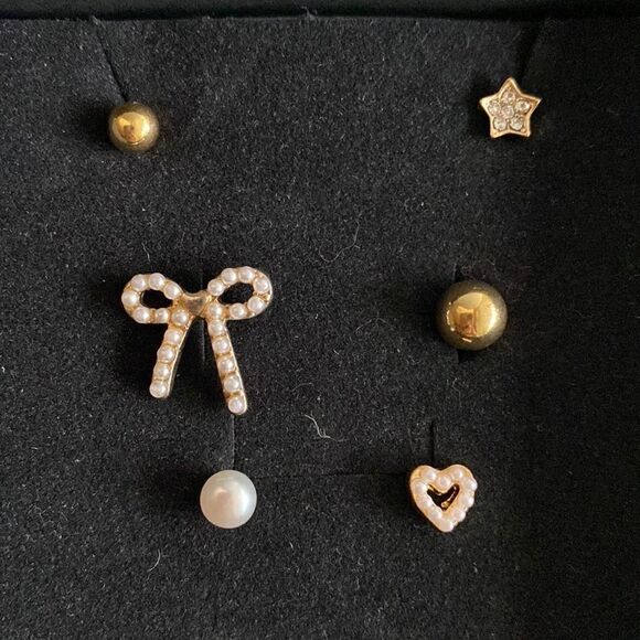 💛 Gold Plated Pearl & CZ Asymmetrical Earring Set - Picture 1 of 4